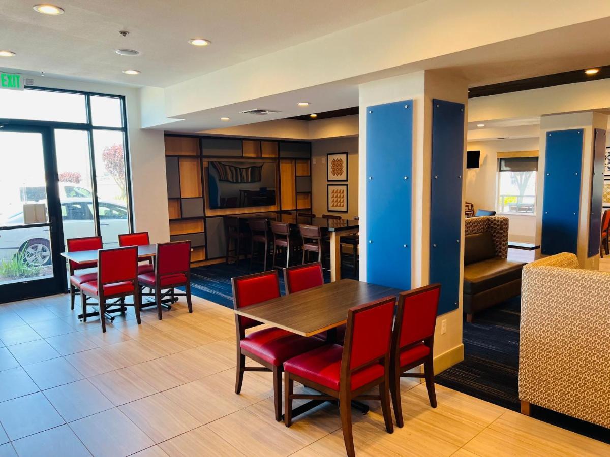 Holiday Inn Express & Suites Salinas By Ihg Exteriér fotografie